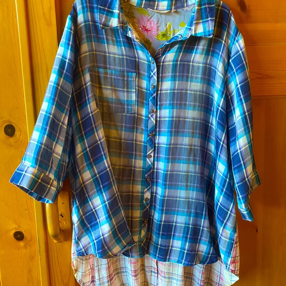 Soft Sorounding blouse 2X with embroidery on back